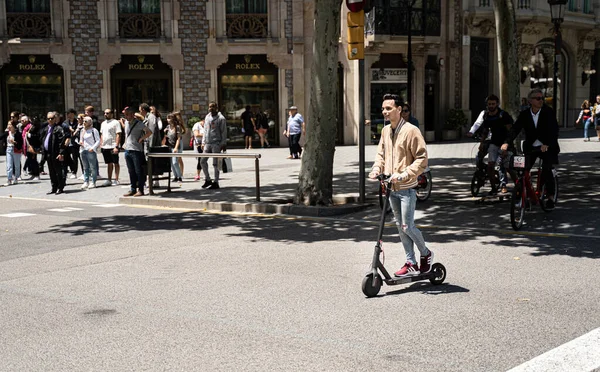 A person on electric scooter in a street of Barcelona. — Stock Photo, Image