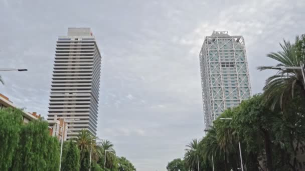 Barcelona, Spanyolország. Október 19: Ikertornyok Torre Mapfre és Hotel Arts Port Olimpic. Barcelona, Spanyolország, Európa. — Stock videók