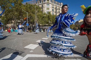 Barselona, İspanya. 12 Ocober 2019: Barcelona 'da Dia de la Hispanidad sırasında Bolivyalı Moreno dansçıları.