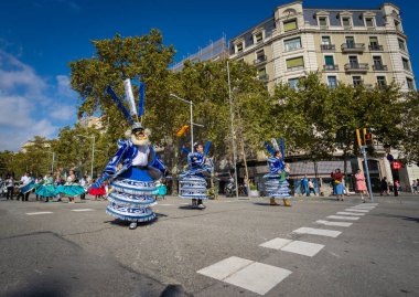 Barselona, İspanya. 12 Ocober 2019: Barcelona 'da Dia de la Hispanidad sırasında Bolivyalı Moreno dansçıları.
