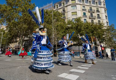 Barselona, İspanya. 12 Ocober 2019: Barcelona 'da Dia de la Hispanidad sırasında Bolivyalı Moreno dansçıları.
