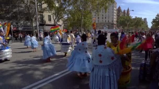 Barcelona, España. 12 de Octubre de 2019: Bailarines bolivianos Moreno durante el Día de la Hispanidad en Barcelona . — Vídeos de Stock