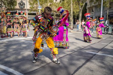 Barselona, İspanya. 12 Ocober 2019: Barcelona 'da Dia de la Hispanidad sırasında Bolivyalı Tinku San Simon dansçıları.
