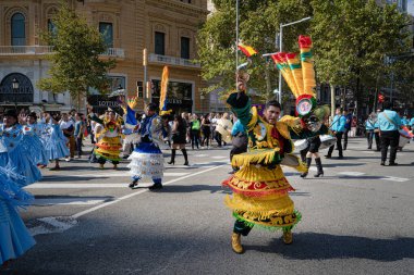 Barselona, İspanya. 12 Ocober 2019: Barcelona 'da Dia de la Hispanidad sırasında Bolivyalı Moreno dansçıları.