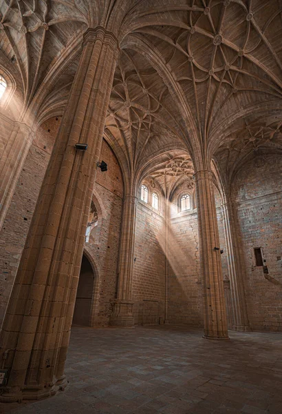 Rayos de sol a través de la ventana en una capilla gótica medieval —  Fotos de Stock