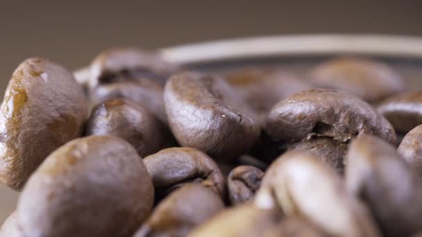 Brunrostade kaffebönor inuti en glasburk — Stockvideo