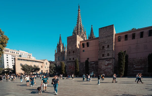 Pessoas Turistas na Praça da Catedral de Barcelona durante um dia quente de outono — Fotografia de Stock