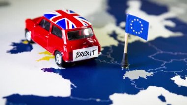 Union Jack bir Ue harita ve bayrak bayrak ve brexit ya da güle güle kelimeleri ile kırmızı eski model araba.