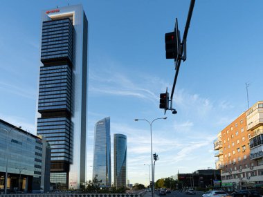 Madrid, İspanya 'daki dört modern gökdelen veya Cuatro Torres