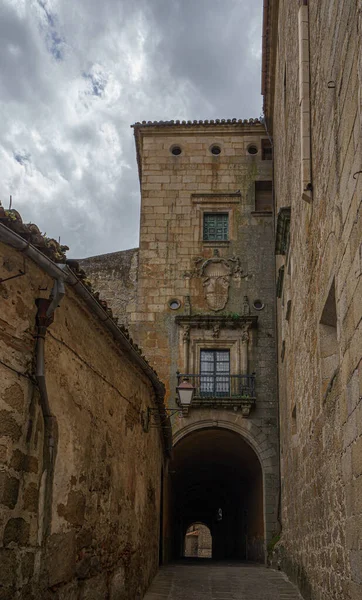 Vue sur la rue de la ville médiévale historique de Caceres, Espagne. La vieille ville de Caceres est inscrite au patrimoine mondial de l'UNESCO . — Photo