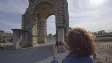 Caparra Kemeri,Extremadura, İspanya Caparra antik Roma kenti kamera ile bir resim çekmek Turist kadın