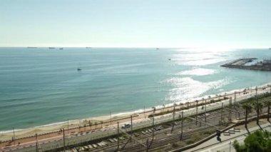 Balco del Mediterrani 'nin panoramik manzarası, güneşli bir günde Tarragona kıyısı, Katalunya, İspanya.