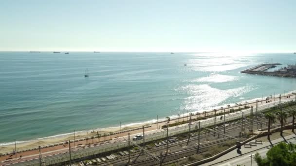 Panoramablick auf balco del mediterrani, küste von tarragona an einem sonnigen tag, katalonien, spanien. — Stockvideo