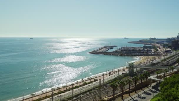 Mediterrán kilátás a tengerre Balco del Mediterrani, Tarragona partján egy napos nap, Catalunya, Spanyolország. — Stock videók