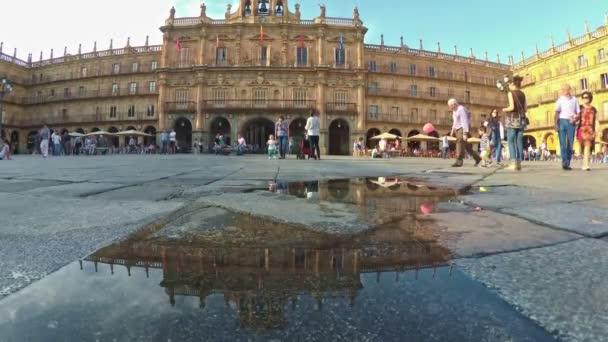 Salamanca, İspanya. Mayıs 2017: Çocuk, Salamanca şehir merkezindeki Plaza Mayor 'da büyükbabasıyla balonla oynuyor — Stok video