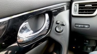 Adam arabayı içeriden açıyor. Yakından.