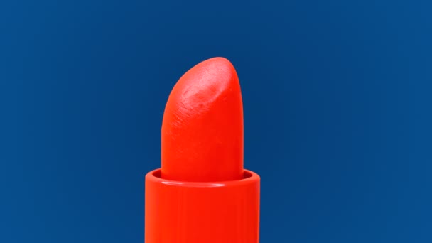 Hermoso lápiz labial rojo brillante y color complementario azul clásico en el fondo — Vídeos de Stock