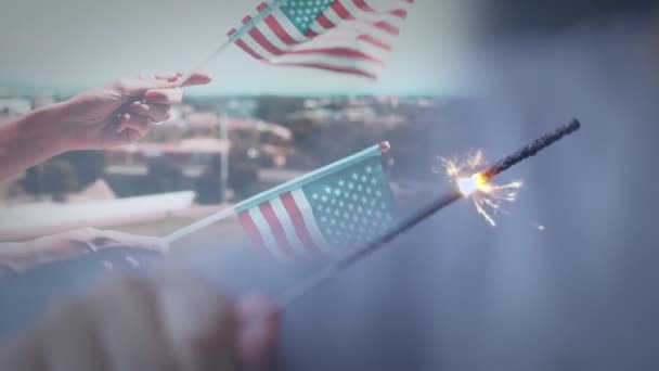 Femme patriotique et enfant agitant le drapeau national et un scintillement au ralenti. — Video