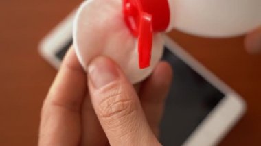 Koronavirüsü korumak için kullanmadan önce cep telefonunu alkolle temizlemek.