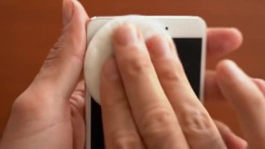 Koronavirüsü korumak için kullanmadan önce cep telefonunu alkolle temizlemek.