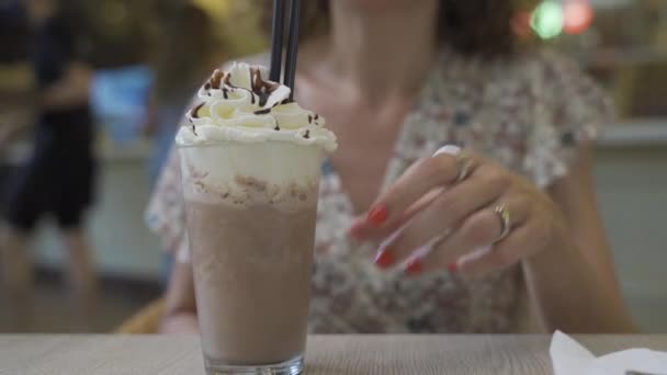 Csokoládé frappe vagy frapuccino női kéz keverés jeges — Stock videók