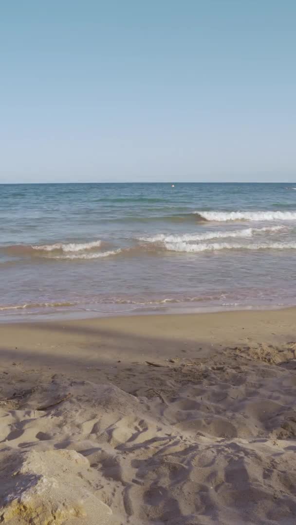 4k függőleges videó Ocean hullám a strandon — Stock videók