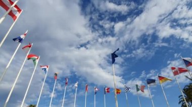 Bulutlu bir gökyüzüne karşı bayrak direkleri üzerinde Avrupa Ülkelerinin Bayrakları