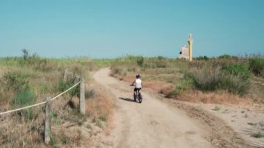 Çocuk bisiklete biniyor Delta del Ebro, İspanya 'da.