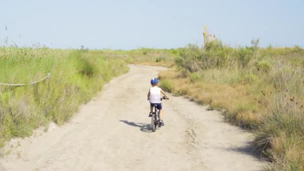 Fietsen met een kind in de Delta del Ebro, Spanje. — Stockvideo