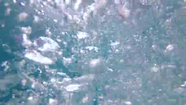 Bubbels stijgen naar de oppervlakte onder water in slow motion. — Stockvideo