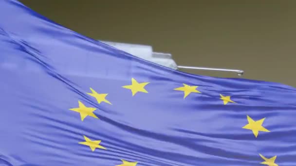 COVID Koncepcja szczepionki z flagą Unii Europejskiej machającą — Wideo stockowe