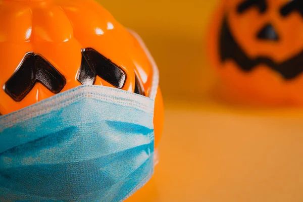 Calabazas de Halloween mantener la distancia social. Concepto Covid 19 — Foto de Stock