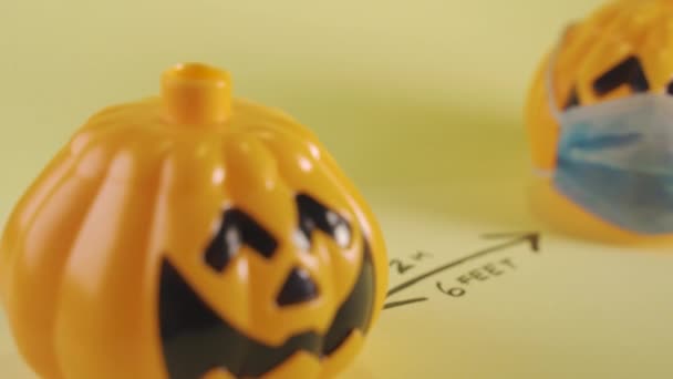 Halloween-Kürbisse halten soziale Distanz. Covid 19 Konzept — Stockvideo