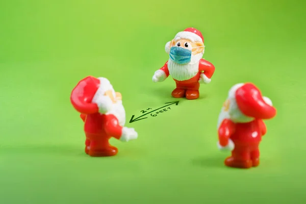 Noel Baba figürleri sosyal mesafeyi koruyor. Covid 19 konsepti — Stok fotoğraf