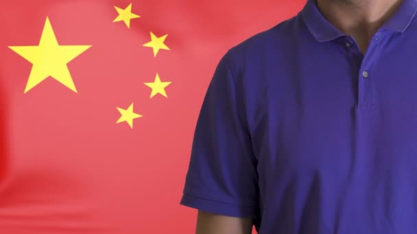 중국에 대항하여 무기를 든 젊은 남자의 토 소가 국기를 달고 있다 — 비디오