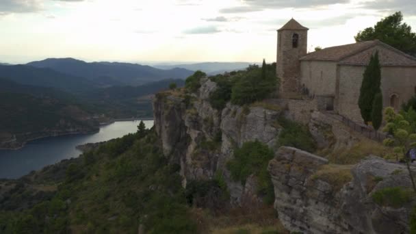 Uitzicht op de Romaanse kerk van Santa Maria de Siurana in Catalonië — Stockvideo