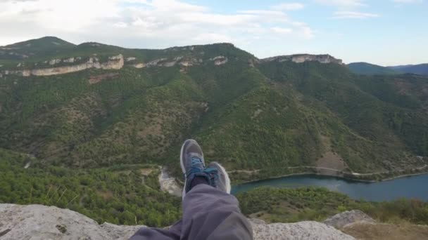 Perspectiva en primera persona tomada desde un excursionista sentado al borde de un acantilado en la ciudad medieval de Siurana, Cataluña, España — Vídeos de Stock
