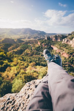 Siurana 'nın ortaçağ kasabası, katalonya, İspanya' da bir uçurumun kenarında oturan bir yürüyüşçüden çekilen ilk kişi.