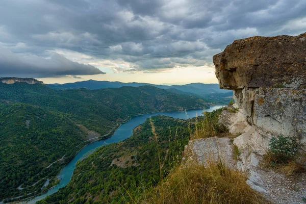 Vista del acantilado y el río que fluye por debajo cerca del pueblo de Siurana en la provincia de Tarragona, España —  Fotos de Stock