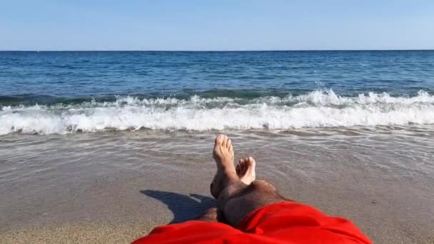 Perspectiva en primera persona disparada desde un pie descalzo masculino en una arena cálida en una soleada playa mediterránea — Vídeos de Stock