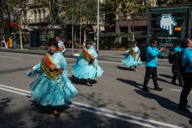 Barselona, İspanya. 12 Ekim 2019: Barcelona 'daki Dia de la Hispanidad sırasında Bolivyalı Moreno dansçıları.