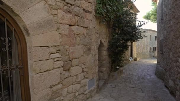 Enge Straße in der alten mittelalterlichen Stadt Siurana, Spanien — Stockvideo