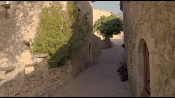 西班牙锡拉纳中世纪老城的窄街 — 图库视频影像