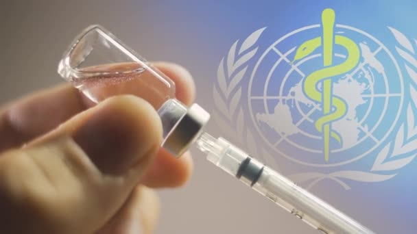 Концепция вакцины COVID с размахиванием флагом ВОЗ — стоковое видео