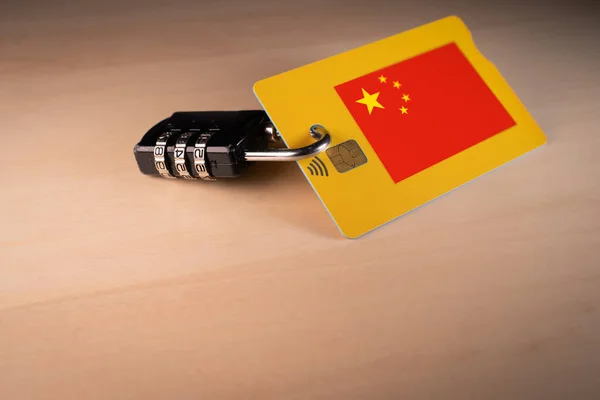 Candado cerrado alrededor de una tarjeta de crédito con bandera china — Foto de Stock