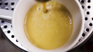 Bir espresso kahve makinesinin yakın görüntüsü