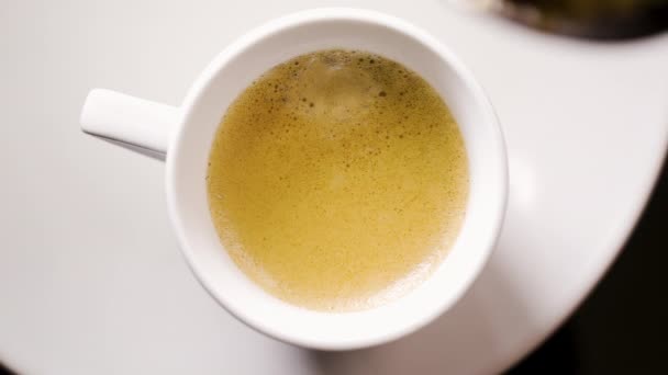 クリーム色のコーヒーカップに黒糖を注ぐのスローモーションビュー — ストック動画