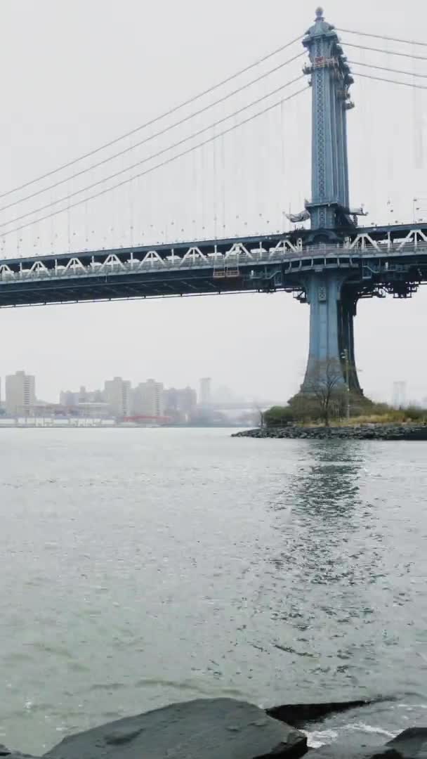 Nova Iorque Manhattan Bridge sobre Hudson River vídeo vertical — Vídeo de Stock