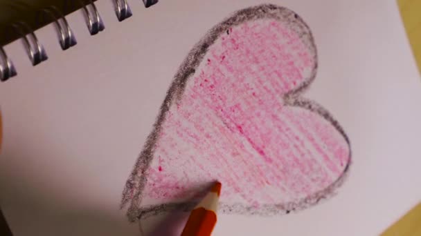 Video vertikal hati cinta di notebook dengan pena — Stok Video