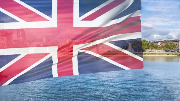 Storbritannien flagga viftar med staden London på bakgrunden. — Stockvideo